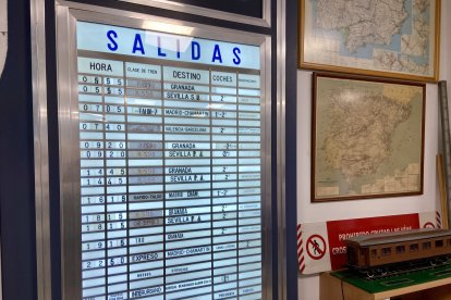 Panel de salidas antiguo, colocado a la entrada del Museo del Ferrocarril de Almería.