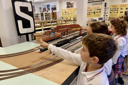 Un alumno señala entusiasmado uno de los trenes funcionar por la maqueta central.