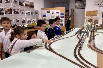 Varios alumnos contemplan funcionar la maqueta central.