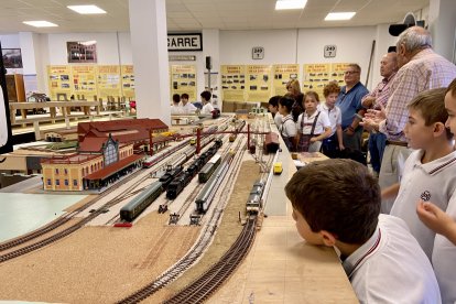 Varios alumnos contemplan funcionar la maqueta central.