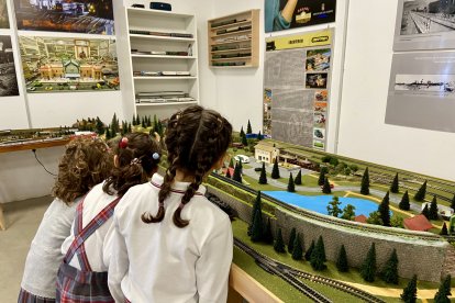 Varias alumnas atienden al funcionamiento de una de las maquetas laterales del museo.