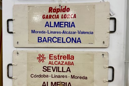 Carteles de tramos de ferrocarril expuestos en el museo.