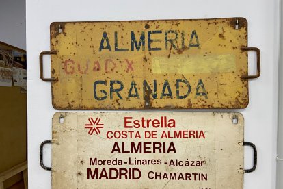 Carteles de tramos de ferrocarril expuestos en el museo.
