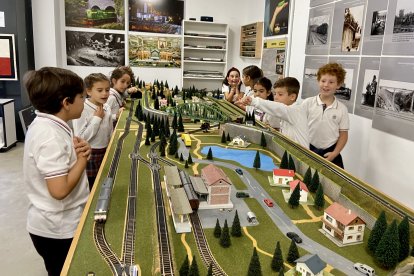 Varios alumnos del colegio Compañía de María se divierten con una de las maquetas de la exposición.