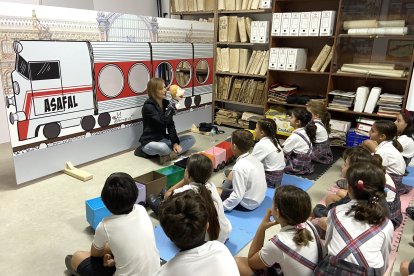 La monitora de Peque Talleres Almería cuenta una historia con marionetas a los alumnos.