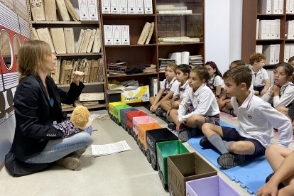 La monitora enseña a gestionar las emociones a través de un tren, en el que cada vagón es un sentimiento.