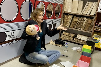 La monitora de Peque Talleres Almería cuenta una historia con marionetas a los alumnos.