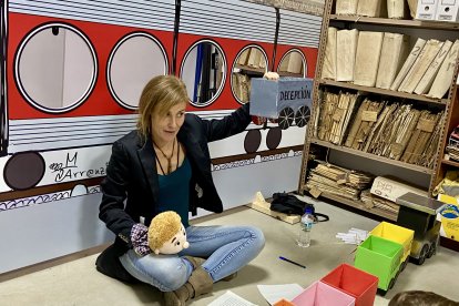 La monitora de Peque Talleres Almería cuenta una historia con marionetas a los alumnos.