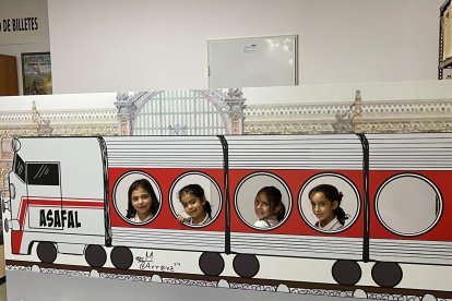 Cuatro alumnas del colegio Compañía de María posan en el photocall al final de las actividades.