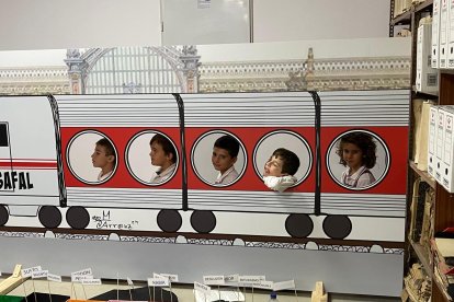 Cinco alumnos del colegio Compañía de María posan en el photocall al final de las actividades.