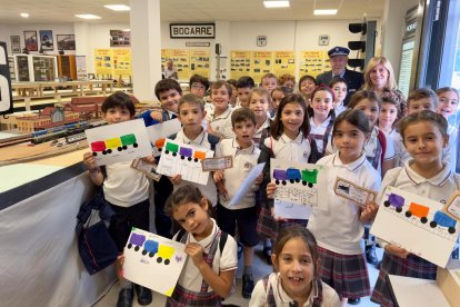 Alumnos de tercero enseñan a la cámara el dibujo que han realizado en el museo, de la mano de Peque Talleres Almería.