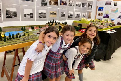 Daniela, María, Lucía y Carmen, del colegio Compañía de María, posan sonrientes frente a una de las maquetas de la exposición.