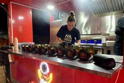 Una camarera de Delacalle Smash Burger -local almeriense- trabaja en su foodtruck.