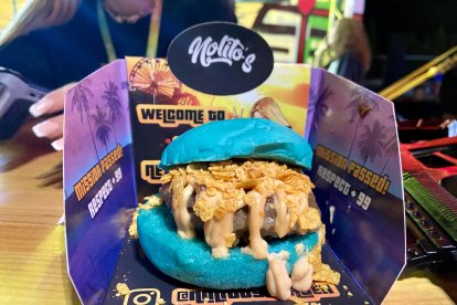 La hamburguesa de Nolito's, popular por su característico color azul.
