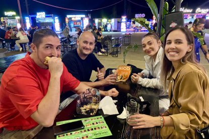 Antonio, Jesús, Rocío y Mari Carmen, amigos y parejas, disfrutan de unas buenas hamburguesas para comenzar la semana.