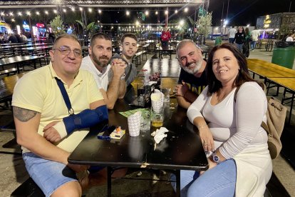 Isa, José Ramón, Manolo, Miguel y Juan José, todos de la familia Figueroa, cenan en una de las mesas dispuestas para ello en el recinto.