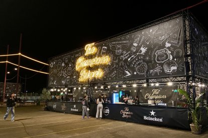 Una de las barras para pedir bebida del campeonato.