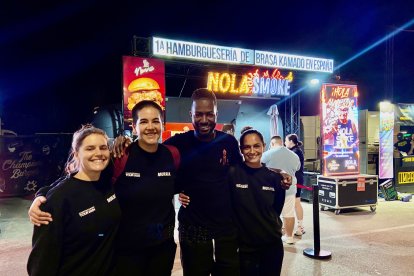 Laura, Delfina, Mamadou y Adela, trabajadores de La Muralla y de Nola, posan tras finalizar un día de trabajo intenso.