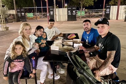 La familia Marín, de Pechina, tras cenar en el evento.
