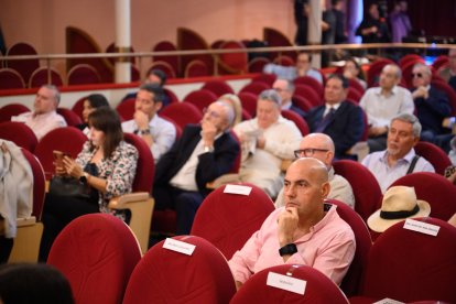 Los asistentes, atentos a los diferentes retos futuros expuestos por los invitados.