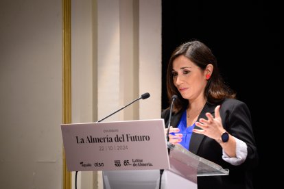 Lola González, moderadora del evento, durante una de sus intervenciones.