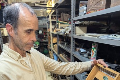 Leonardo tiene piezas únicas en su local, fabricadas por él mismo.