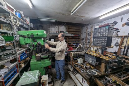 Leonardo cuenta con un taller en el interior del local donde fabrica estas piezas.