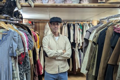 Leonardo Giménez en el interior de su comercio.