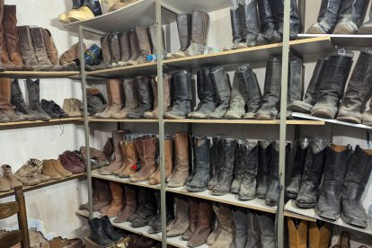 Sala de botas y zapatos.