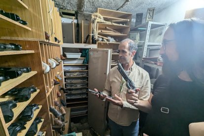 Dentro del local también cuentan con una zona de armas para uso cinematográfico.