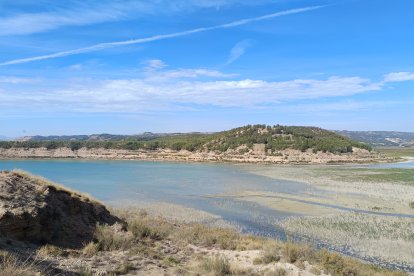 El Negratín presenta paisajes impresionantes pese al bajo nivel.