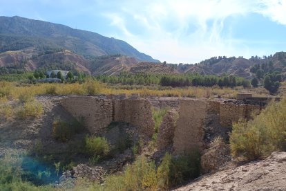 Vista del Cerro Jabalcón desde una zona que debería estar sumergida.