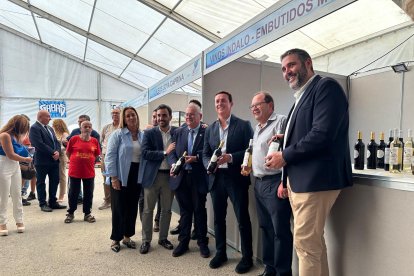 El alcalde de Garrucha, Pedro Zamora, y el presidente de la Diputación de Almería, Javier A. García, visitan los stands del festival.