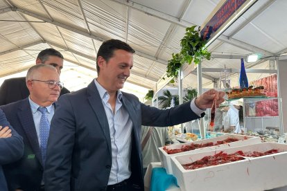 El alcalde de Garrucha, Pedro Zamora, y el presidente de la Diputación de Almería, Javier A. García, visitan los stands del festival.
