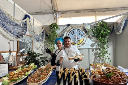 Luis e Isabel, de La Pinta, enseñan sus variadas tapas.