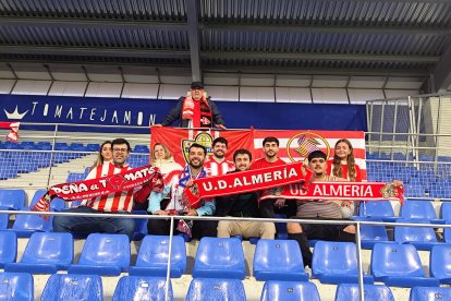 Aficionados del Almería en El Alcoraz.