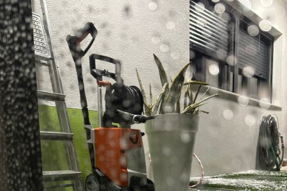 El granizo ha inundado algunas viviendas del Poniente.