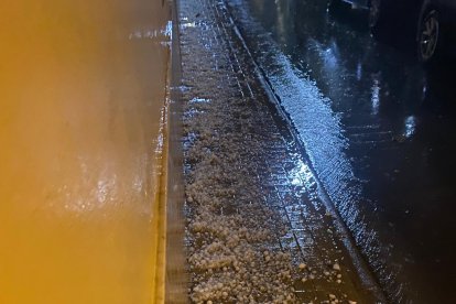 Imágenes del granizo en las calles.
