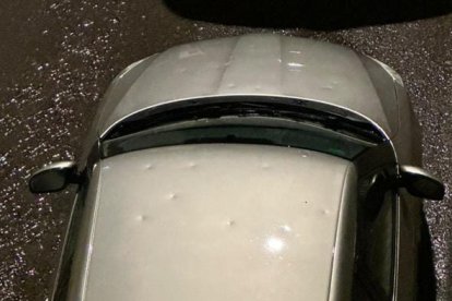 Desperfectos causados por el granizo este lunes.