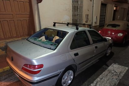 Lunas de coches reventadas por el granizo en El Ejido.