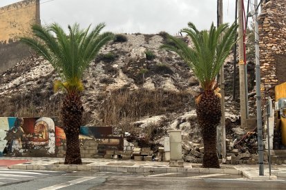 Muro caído por la lluvia en Olula del Río.