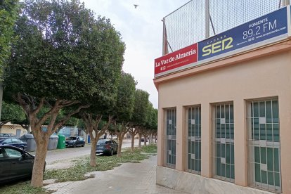 Las inmediaciones de delegación de La Voz de Almería y Cadena SER en el Poniente (El Ejido).