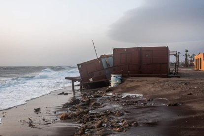 Chiringuito con daños muy importantes tras el temporal.