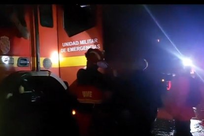 Efectivos de la UME colaboran en las tareas de rescate tras el paso de una DANA en la provincia de Valencia.