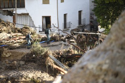 Dos agentes de la Guardia Civil trabajan en una zona afectada en Letur.