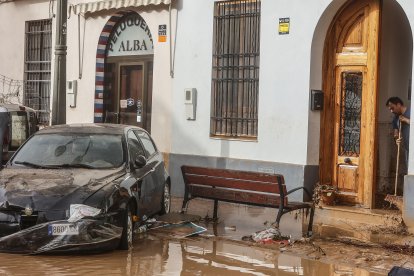 Un coche destrozado tras el paso de la DANA por el barrio de La Torre de Valencia.