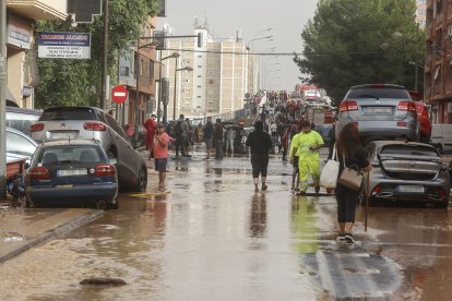 Vehículos destrozados tras el paso de la DANA por el barrio de La Torre de Valencia.