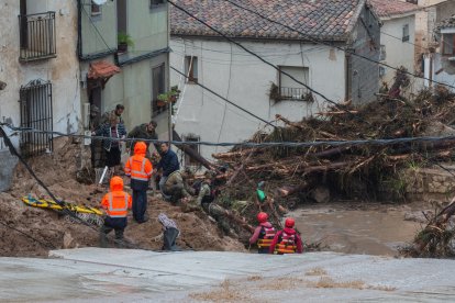 Servicios de emergencias ayudan en las labores de rescate en Letur (Albacete).