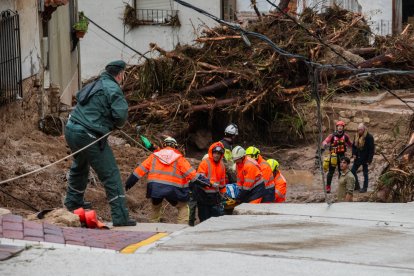 Servicios de emergencias ayudan en las labores de rescate en Letur (Albacete).