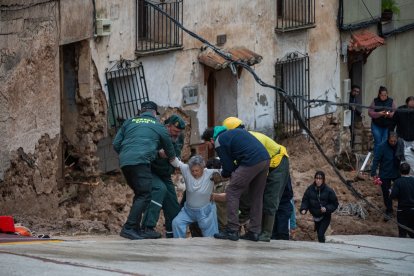 Servicios de emergencias ayudan en las labores de rescate en Letur (Albacete).